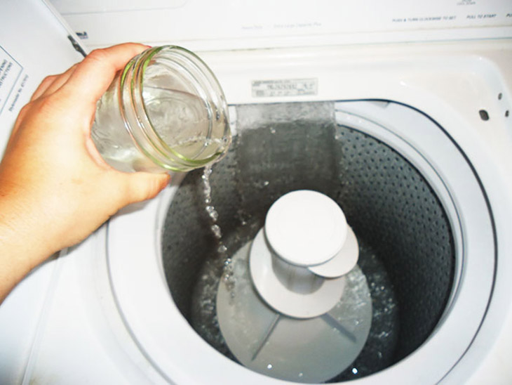 Sử dụng giấm để vệ sinh máy giặt