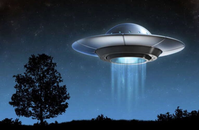 Bầu trời Anh xuất hiện UFO lơ lửng một cách bí ẩn