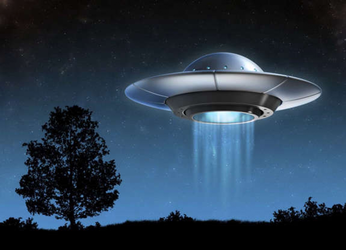 Bầu trời Anh xuất hiện UFO lơ lửng một cách bí ẩn