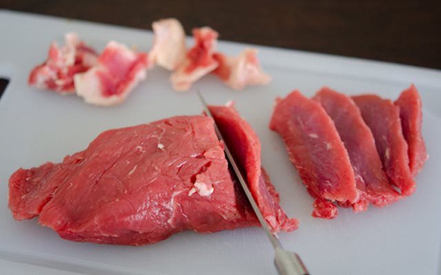 Bí quyết giúp thái thịt bò mỏng và miếng thịt đẹp không vụn
