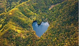 Hồ nước Nhật Bản có hình trái tim lãng mạn