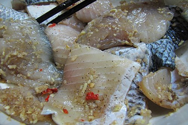 Nên lấy muối ăn để rửa cá cho hết tanh dễ dàng