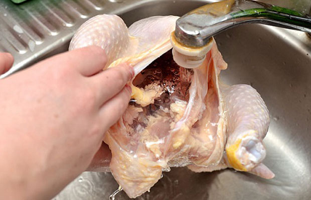 Những cách làm khi sơ chế thịt gà và vịt không còn tanh hôi 